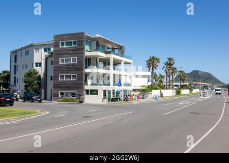 Moderne Apartments Und Geschäfte Mit Meerblick Auf Der Marine Parade Mount Maunganui Tauranga Neuseeland Stockfoto