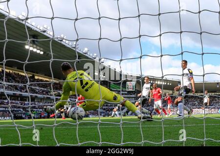 Das Ausgleichstor von Brennan Johnson #20 aus Nottingham Forest quetscht sich unter die Arme von Kelle Roos #21 aus Derby County Stockfoto