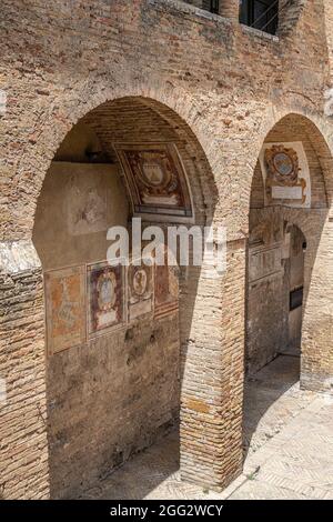 Der Palazzo Comunale, auch bekannt als Palazzo del Popolo von San Gimignano, ist seit dem 13th. Jahrhundert Sitz der Bürgerbehörde in der Gemeinde Stockfoto