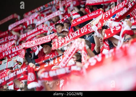 Mainz, Deutschland. August 2021. Fußball: Bundesliga, FSV Mainz 05 - SpVgg Greuther Fürth, Matchday 3, in der Mewa Arena. Fans halten Mainz-Tücher vor dem Spiel hoch. Quelle: Sebastian Gollnow/dpa - WICHTIGER HINWEIS: Gemäß den Bestimmungen der DFL Deutsche Fußball Liga und/oder des DFB Deutscher Fußball-Bund ist es untersagt, im Stadion und/oder vom Spiel aufgenommene Fotos in Form von Sequenzbildern und/oder videoähnlichen Fotoserien zu verwenden oder zu verwenden./dpa/Alamy Live News Stockfoto