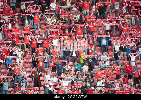 Mainz, Deutschland. August 2021. Fußball: Bundesliga, FSV Mainz 05 - SpVgg Greuther Fürth, Matchday 3, in der Mewa Arena. Fans halten Mainz-Tücher vor dem Spiel hoch. Quelle: Sebastian Gollnow/dpa - WICHTIGER HINWEIS: Gemäß den Bestimmungen der DFL Deutsche Fußball Liga und/oder des DFB Deutscher Fußball-Bund ist es untersagt, im Stadion und/oder vom Spiel aufgenommene Fotos in Form von Sequenzbildern und/oder videoähnlichen Fotoserien zu verwenden oder zu verwenden./dpa/Alamy Live News Stockfoto