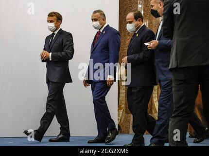 (L bis R) der französische Präsident Emmanuel Macron, der irakische Premierminister Mustafa al-Kadhemi, der ägyptische Präsident Abdel Fattah al-Sisi und der iranische Außenminister Hossein Amir-Abdollahian kommen nach dem Treffen in Bagdad am 28. August 2021 zu einem Gruppenbild. (Foto von Ludovic MARIN / POOL / ABACAPRESS.COM Stockfoto