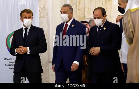 (L bis R) der französische Präsident Emmanuel Macron, der irakische Premierminister Mustafa al-Kadhemi, der ägyptische Präsident Abdel Fattah al-Sisi und der iranische Außenminister Hossein Amir-Abdollahian kommen nach dem Treffen in Bagdad am 28. August 2021 zu einem Gruppenbild. (Foto von Ludovic MARIN / POOL / ABACAPRESS.COM Stockfoto