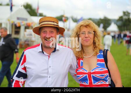 Henley-on-Thames, Großbritannien. August 2021. Die Besucher waren zu diesem Anlass auf dem jährlichen Bootsfest in Henley gekleidet. Quelle: Uwe Deffner/Alamy Live News Stockfoto