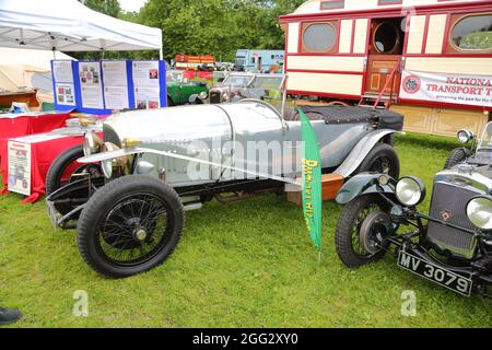 Henley-on-Thames, Großbritannien. August 2021. Die Besucher genossen die verschiedenen Ausstellungen historischer Fahrzeuge auf dem jährlichen Bootsfest in Henley. Quelle: Uwe Deffner/Alamy Live News Stockfoto