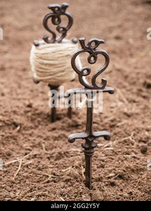 Row Marker aus Gusseisen mit reiner Jute-Kordel. Stockfoto