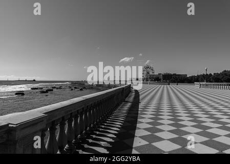 Die Mascagni Terrace ist einer der elegantesten und eindrucksvollsten Orte in Livorno und liegt direkt am Meer am Rande der Viale Italia. Stockfoto