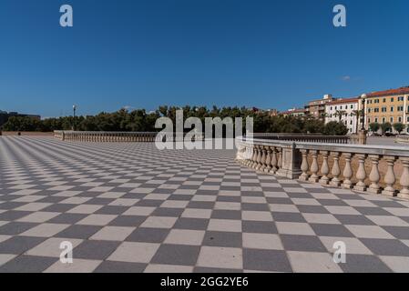 Die Mascagni Terrace ist einer der elegantesten und eindrucksvollsten Orte in Livorno und liegt direkt am Meer am Rande der Viale Italia. Stockfoto