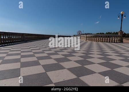 Die Mascagni Terrace ist einer der elegantesten und eindrucksvollsten Orte in Livorno und liegt direkt am Meer am Rande der Viale Italia. Stockfoto