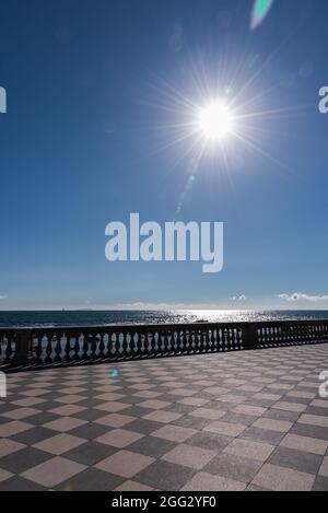 Die Mascagni Terrace ist einer der elegantesten und eindrucksvollsten Orte in Livorno und liegt direkt am Meer am Rande der Viale Italia. Stockfoto