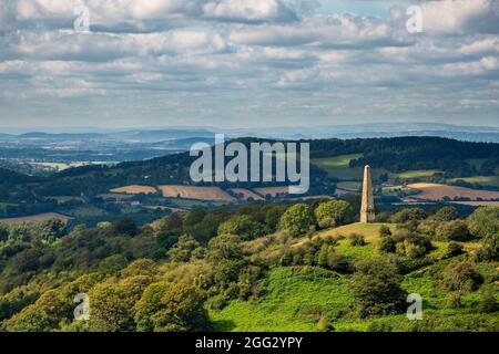 Ein Blick auf die Landschaft von Herefordshire und Eastnor Castle Obelisk, England Stockfoto