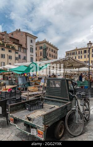 Der eindrucksvolle und charakteristische Straßenmarkt von Campo de Fiori im Herzen Roms Stockfoto