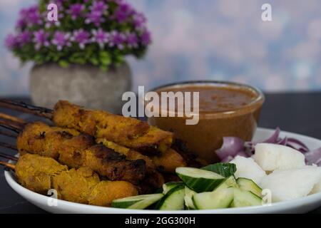 Satay wird auf einem Bambusstock aufgespießt und dann auf einem Holzkohleffeuer gegrillt, das mit Erdnusssoße gegessen wird. Satay ist ein berühmtes Street Food in Südostasien. Sele Stockfoto