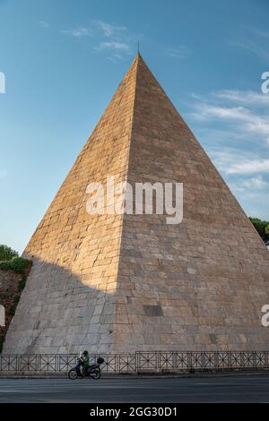 Cestia Pyramide in Rom bei Sonnenuntergang. Die Pyramide von Cestius (Piramide di Caio Cestio oder Piramide Cestia) ist eine Pyramide aus der Römerzeit in Rom, Italien, Stockfoto