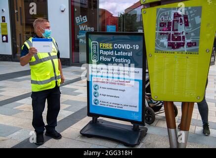 Bracknell, Berkshire, Großbritannien. August 2021. Covid Marshalls und die Mitarbeiter von NHS Test und Trace verteilten heute kostenlose laterale Durchflusstests sowie Covid-19 laterale Durchflusstests für Käufer. Quelle: Maureen McLean/Alamy Live News Stockfoto