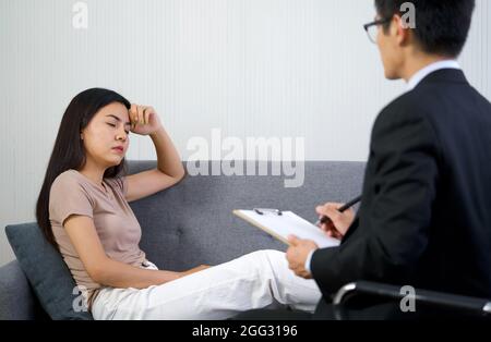 Traurige Frau mit Depression, die Beratung mit Psychiater im Krankenhaus psychiatrischen Service-Center Stockfoto