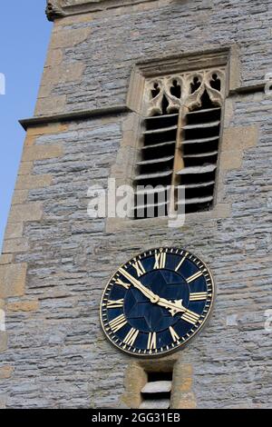 Uhr an der St. Nichola Episcopal mittelalterliche Kirche Middle Littleton aus Blue lias-Stein aus dem 12. Jahrhundert erbaut, umgestaltet 13. Jahrhundert Entury und Rebult Stockfoto