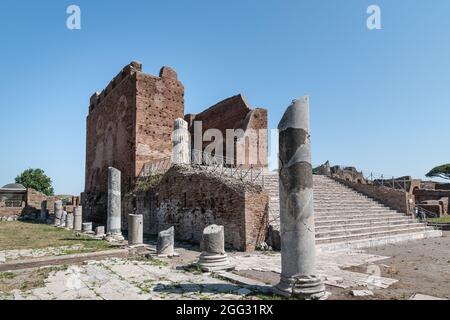 Das capitolium bei archäologischen Ausgrabungen von Ostia Antica von Ruinen, Säulen und Statuen und Reliefs umgeben Stockfoto