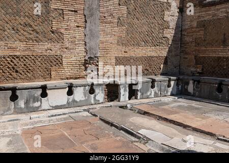 Latrina presso le terme del foro. Alte öffentliche Toiletten (Latrinen) in Ostia Atica (dem alten Hafen von Rom) Stockfoto