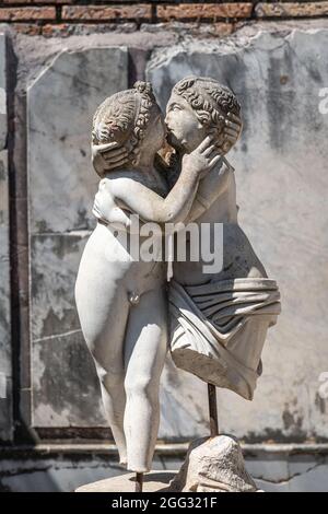 Archäologische Ausgrabungen von Ostia Antica mit dem Domus von Amore und Psiche und der romantischen Leidenschaft der Liebe in der Marmorstatue - Rom Stockfoto