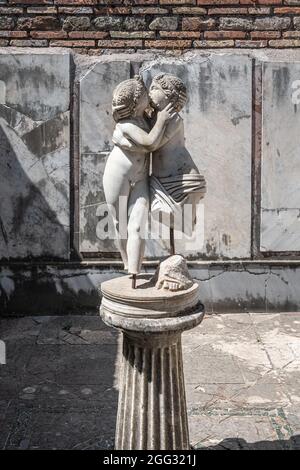 Archäologische Ausgrabungen von Ostia Antica mit dem Domus von Amore und Psiche und der romantischen Leidenschaft der Liebe in der Marmorstatue - Rom Stockfoto