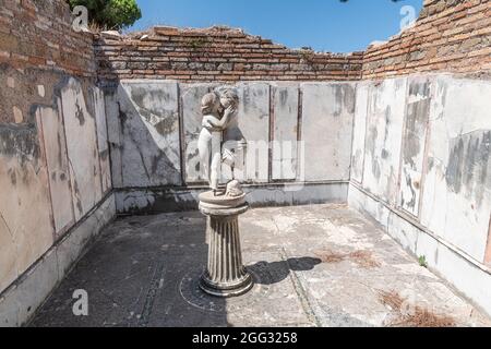 Archäologische Ausgrabungen von Ostia Antica mit dem Domus von Amore und Psiche und der romantischen Leidenschaft der Liebe in der Marmorstatue - Rom Stockfoto