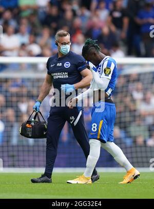 Yves Bissouma von Brighton und Hove Albion (rechts) verlässt das Spielfeld zur Behandlung während des Premier League-Spiels im Amex Stadium, Brighton. Bilddatum: Samstag, 28. August 2021. Stockfoto