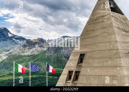 Ikonische Piramidkirche am Lac du Mont-Cenis Stockfoto