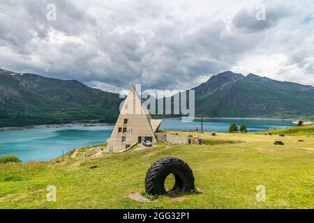 Ikonische Piramidkirche am Lac du Mont-Cenis Stockfoto