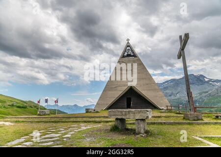 Ikonische Piramidkirche am Lac du Mont-Cenis Stockfoto