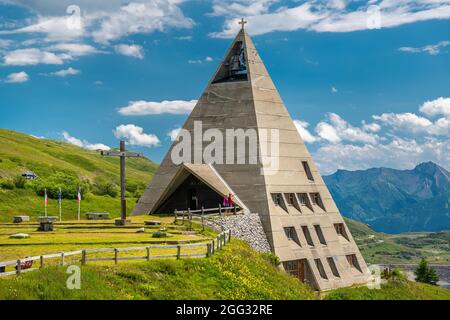 Ikonische Piramidkirche am Lac du Mont-Cenis Stockfoto