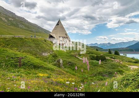 Ikonische Piramidkirche am Lac du Mont-Cenis Stockfoto