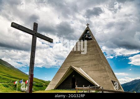 Ikonische Piramidkirche am Lac du Mont-Cenis Stockfoto