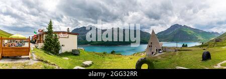 Ikonische Piramidkirche am Lac du Mont-Cenis Stockfoto