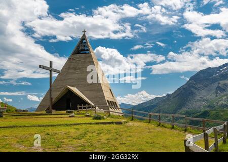 Ikonische Piramidkirche am Lac du Mont-Cenis Stockfoto