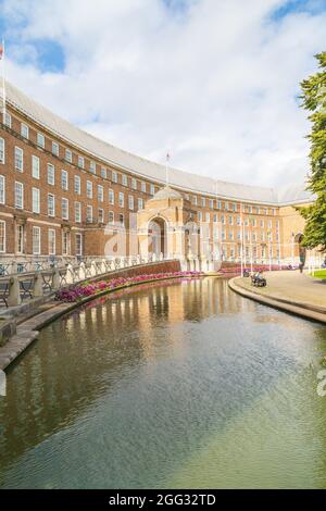 BRISTOL, Großbritannien - 19. AUGUST 2021: Die Außenseite des Bristol City Hall während des Tages aus der Nähe des College Green. Menschen können gesehen werden. Stockfoto