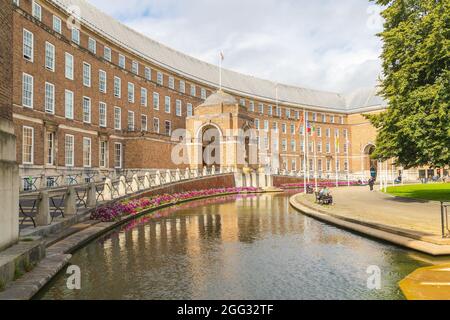 BRISTOL, Großbritannien - 19. AUGUST 2021: Die Außenseite des Bristol City Hall während des Tages aus der Nähe des College Green. Menschen können gesehen werden. Stockfoto