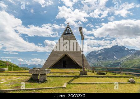 Ikonische Piramidkirche am Lac du Mont-Cenis Stockfoto