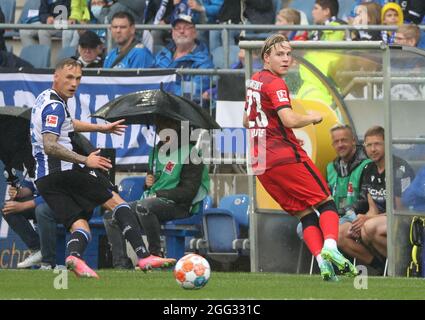 Bielefeld, Deutschland. August 2021. Fußball: Bundesliga, Arminia Bielefeld - Eintracht Frankfurt, Matchday 3 in der Schüco Arena. Bielefelds Jacob Barrett Laursen (l) kämpft mit dem Frankfurter Jens Petter Hauge (r) um den Ball. Kredit: Friso Gentsch/dpa - WICHTIGER HINWEIS: Gemäß den Bestimmungen der DFL Deutsche Fußball Liga und/oder des DFB Deutscher Fußball-Bund ist es untersagt, im Stadion und/oder vom Spiel aufgenommene Fotos in Form von Sequenzbildern und/oder videoähnlichen Fotoserien zu verwenden oder zu verwenden./dpa/Alamy Live News Stockfoto