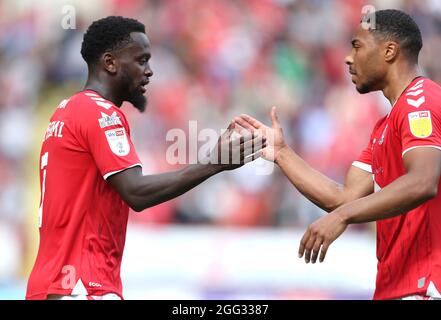 Charlton Athletic's Diallang Jaiyesimi (links) feiert das erste Tor ihrer Mannschaft im Spiel mit Teamkollegen während des Sky Bet League One-Spiels im Valley, London. Bilddatum: Samstag, 28. August 2021. Stockfoto