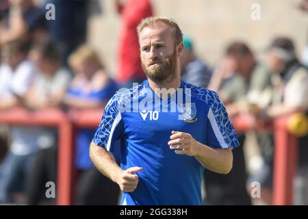 Morecambe, Großbritannien. August 2021. Barry Bannan #10 von Sheffield Wednesday Aufwärmen vor dem Spiel in Morecambe, Vereinigtes Königreich am 8/28/2021. (Foto von Simon Whitehead/News Images/Sipa USA) Quelle: SIPA USA/Alamy Live News Stockfoto