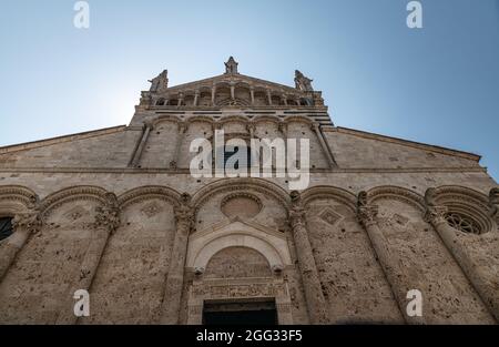 Touristen außerhalb der Kathedrale von San Cerbone in Massa Marittima, einer mittelalterlichen Stadt im Landkreis Grosseto in der südlichen Toskana, Italien Stockfoto