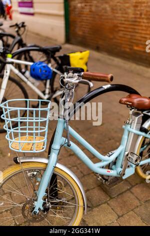 Woodbridge Suffolk UK August 27 2021: Ein Volt-Elektrofahrrad und eine Batterie parkten auf der Straße und wurden gegen Fahrradständer gesperrt. Elektro-Push-Bike, Ele Stockfoto