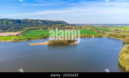 Ländliche Landschaft mit Zabakor See und Prihazy Sandsteinfelsen. Böhmisches Paradies, Tschechische Republik. Luftaufnahme von der Drohne. Stockfoto