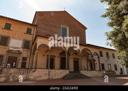 Die Abtei von San Salvatore befindet sich im oberen Teil von Fucecchio, Diözese San Miniato. Die Kirche wurde 986 gegründet und weist einige Spuren der Medien auf Stockfoto