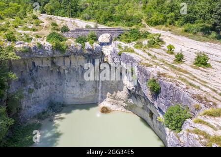 Eine Luftaufnahme des 24.5 Meter hohen Wasserfalls Sopot im Sommer, Istrien, Kroatien Stockfoto