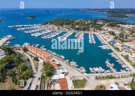 Eine Luftaufnahme der Küstenstadt Vrsar, am Wasser und Boote und Yachten in Marina, Istrien, Kroatien mit Booten und Yachten in Marina, Istrien, Kroatien Stockfoto