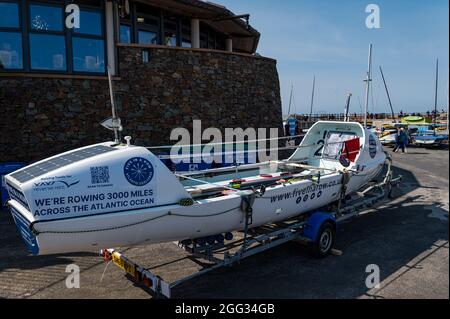 North Berwick, East Lothian, Schottland, Großbritannien, 28. August 2021. Ein Ruderboot auf See im Hafen, in dem 5 einheimische Männer in diesem Jahr bei der Talisker Whisky Atlantic Challenge über den Atlantik rudern werden Stockfoto