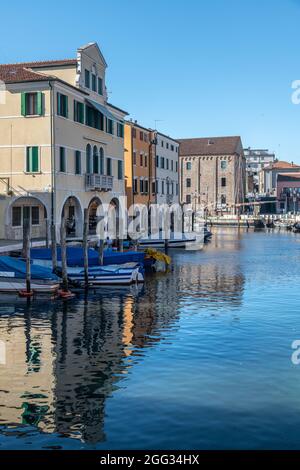 Canal Vena, umgeben von historischen Gebäuden in der Altstadt von Chioggia Stockfoto
