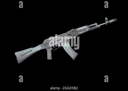 AKM. Kalaschnikow Barillef Sturmgewehr auf schwarzem Hintergrund isoliert. Stockfoto